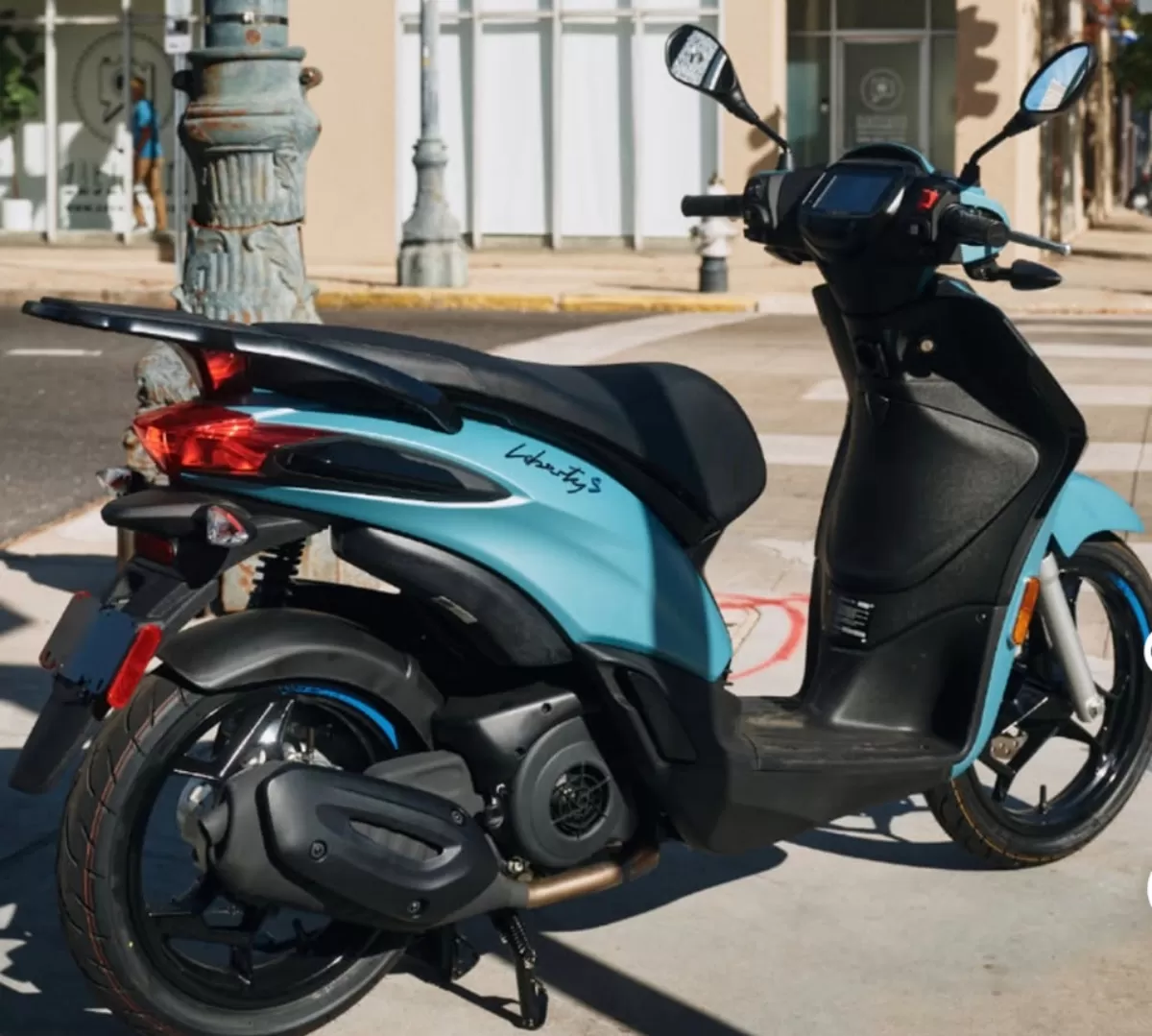 Tampil elegan di setiap jalan, Piaggio Liberty S 2026 hadir dengan gaya Italia, fitur modern, dan kenyamanan maksimal untuk mobilitas harian. (Instagram/ motojulianola)