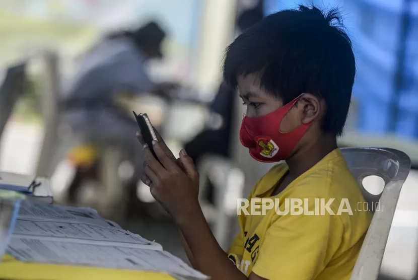 Anak-anak sudah banyak yang akrab dengan ponsel, bahkan sudah ada yang terpapar pornografi. (Putra M Akbar/Republika)