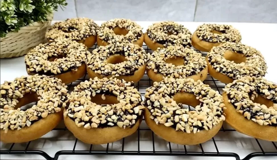 Langkah-langkah Membuat Donat Tanpa Ragi Topping Coklat Kacang, Mudah ...