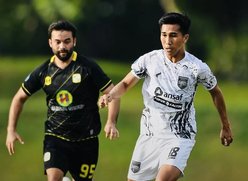 EVALUASI TC: Taufany (kanan) dkk melakukan uji coba dengan Barito Putera.  