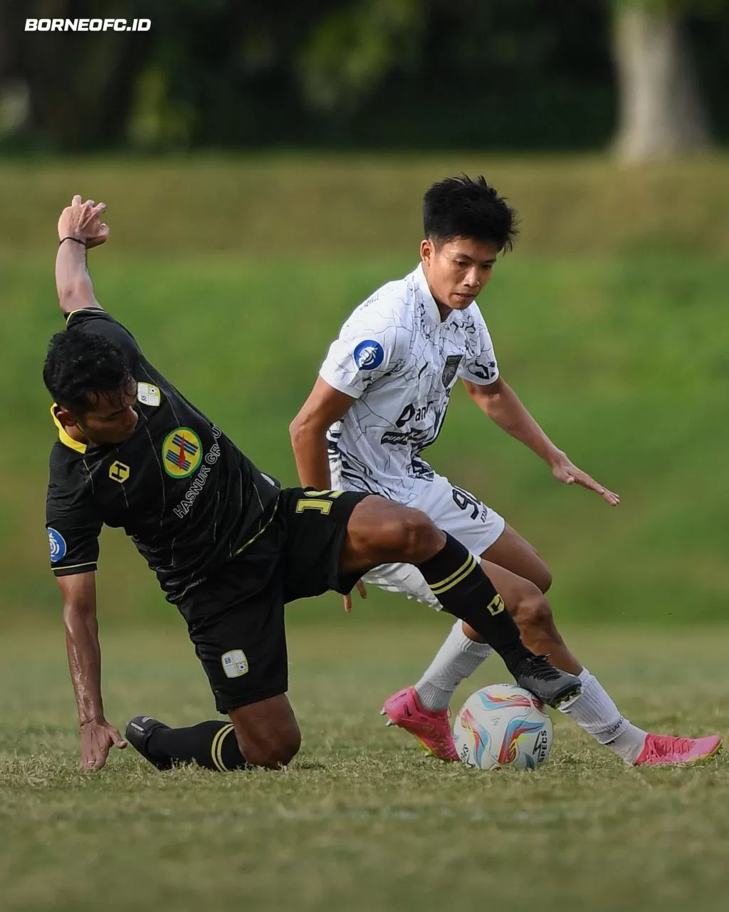JAGA KONDISI: Laga kontra Barito Putera merupakan uji coba terakhir Win Naing Tun dan kolega jelang bergulirnya kembali Liga 1.&nbsp;BORNEOFC.ID  