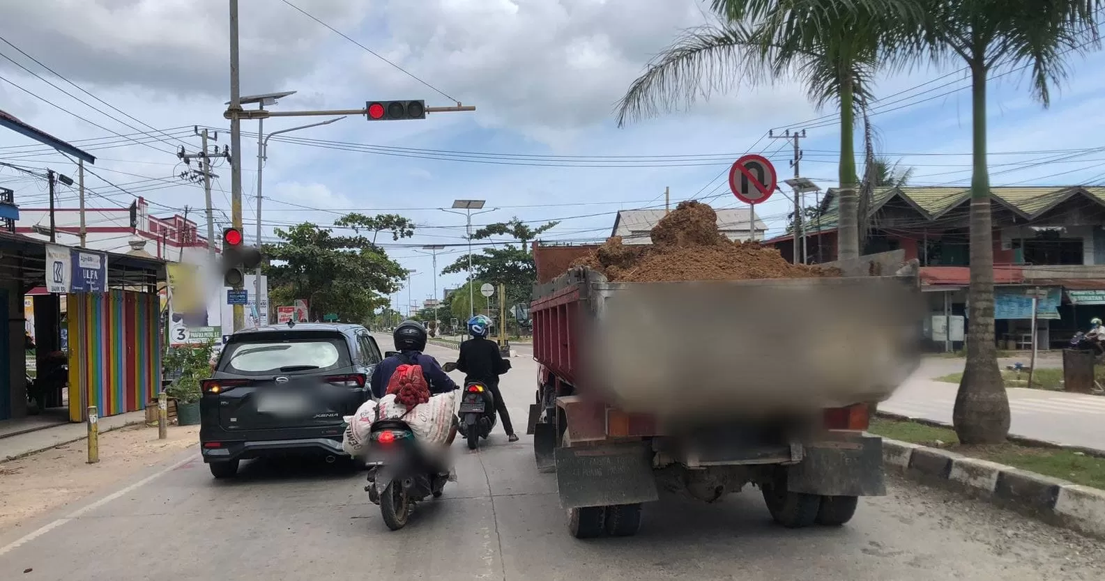 TAK TAAT: Masih ditemukan truk pengangkut material yang melintas di perkotaan tidak menggunakan penutup. (Khaidir/Kp)  