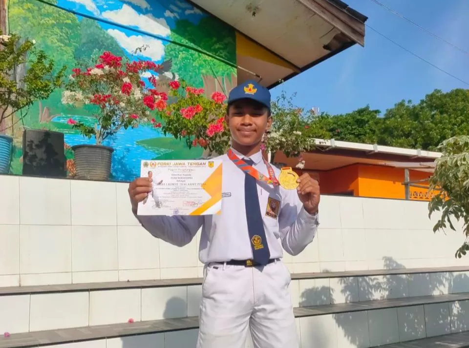 BUKTIKAN PRESTASI: Panji Wirayudha bersama medali dan sertifikat juara yang diraihnya dari Turnamen Karate Nasional di Jateng.  