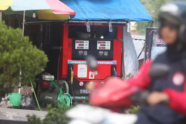 Pom mini di salah satu ruas jalan utama Kota Minyak. Pemkot memberi waktu hingga April agar pengusaha menyesuaikan dengan Surat Edaran penjualan BBM di pom mini. ANGGI PRADITHA/KP 