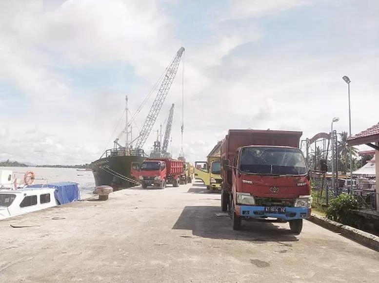 Aktivitas di pelabuhan di Kaltara.
