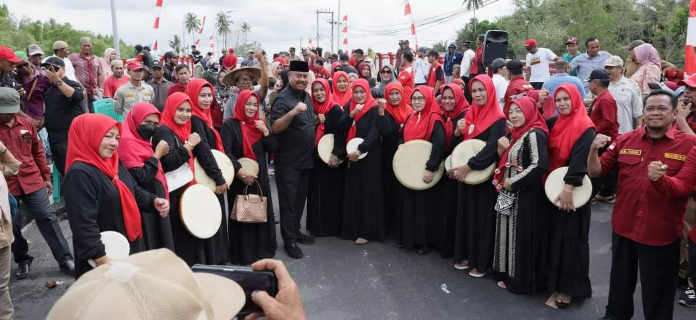  RAMPUNG: Suasana sukacita menyelimuti peresmian Jembatan Sambera di Kecamatan Muara Badak, Kukar.  
