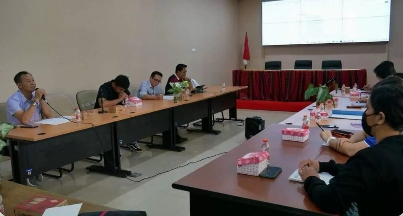 ANTISIPASI: Kepala Diskominfo Kubar Rustam memimpin rapat membahas rencana pembentukan Tim Cyber Security di kantornya, baru-baru ini.  