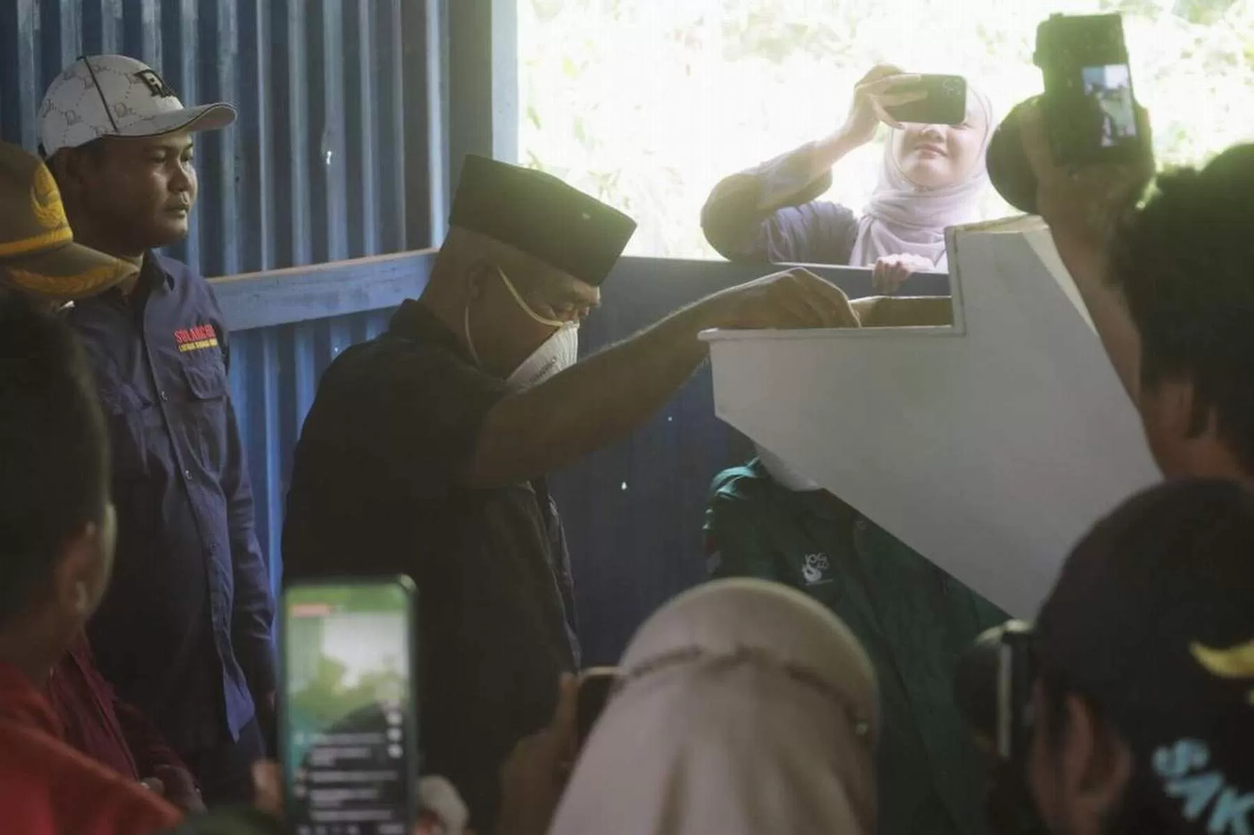 INOVATIF: Bupati Kukar Edi Damansyah melihat mesin pencacah sabut kelapa yang bernilai ekonomi.  