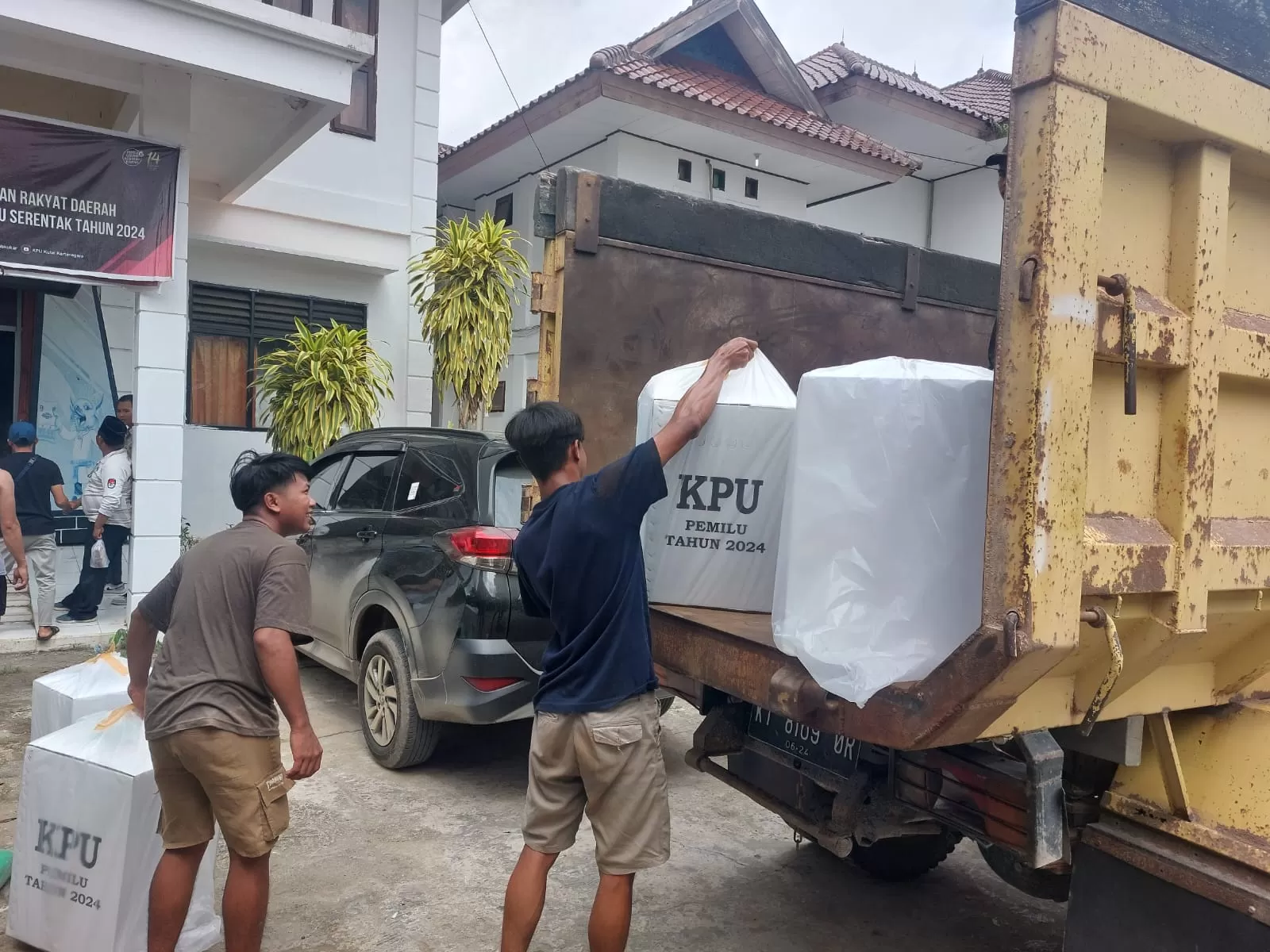 Pengiriman logistik pemilu ke daerah terjauh di Kaltim.