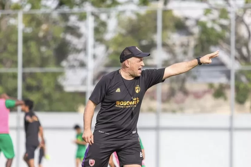 BENAHI PERFORMA: Bernardo Tavares tetap yakin PSM Makassar mampu mempertahankan posisi di papan atas.  