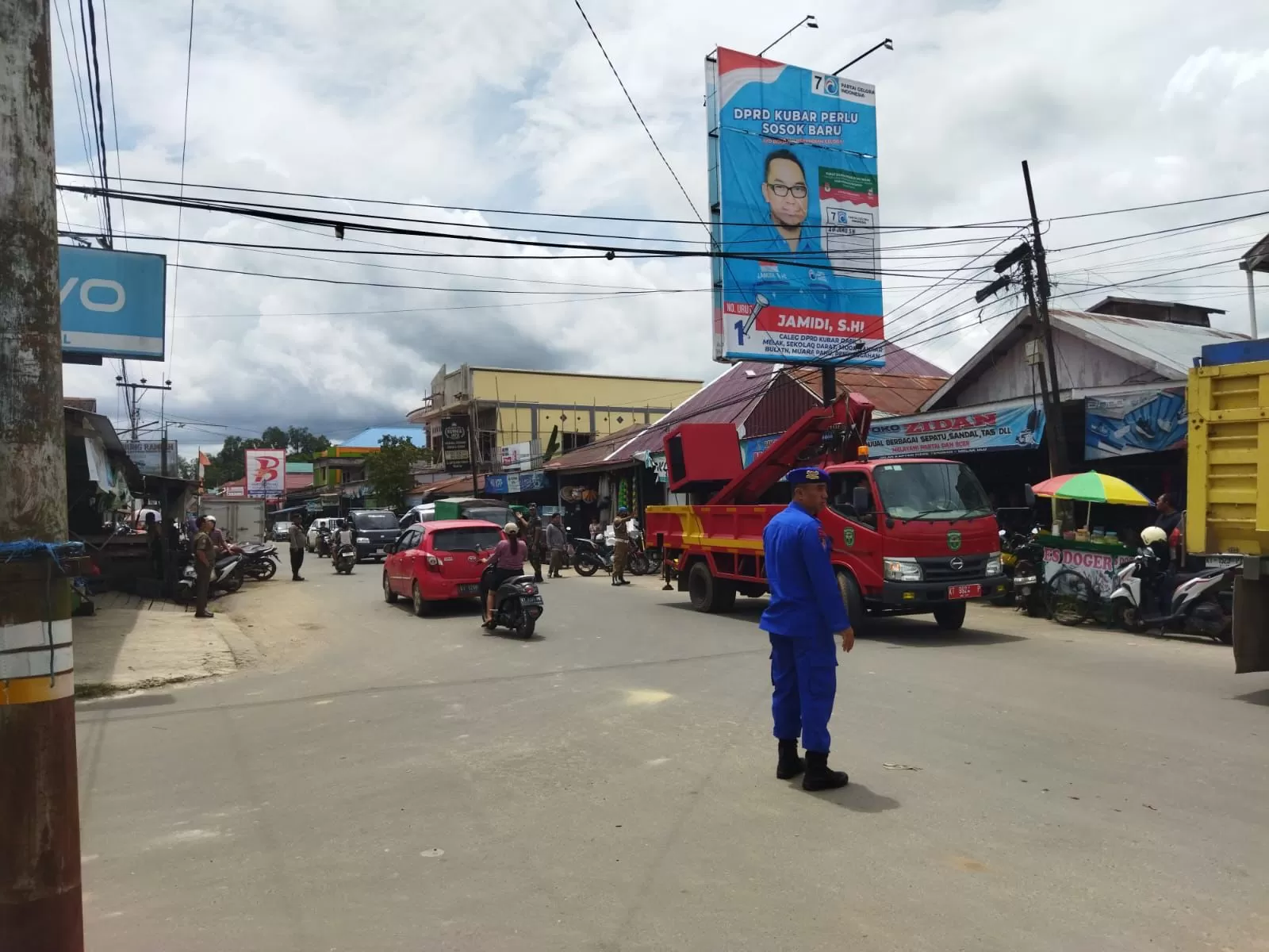 HARUS DITURUNKAN: Salah satu APK caleg yang masih terpasang di Kecamatan Melak. Petugas harus menurunkannya saat masa tenang.  