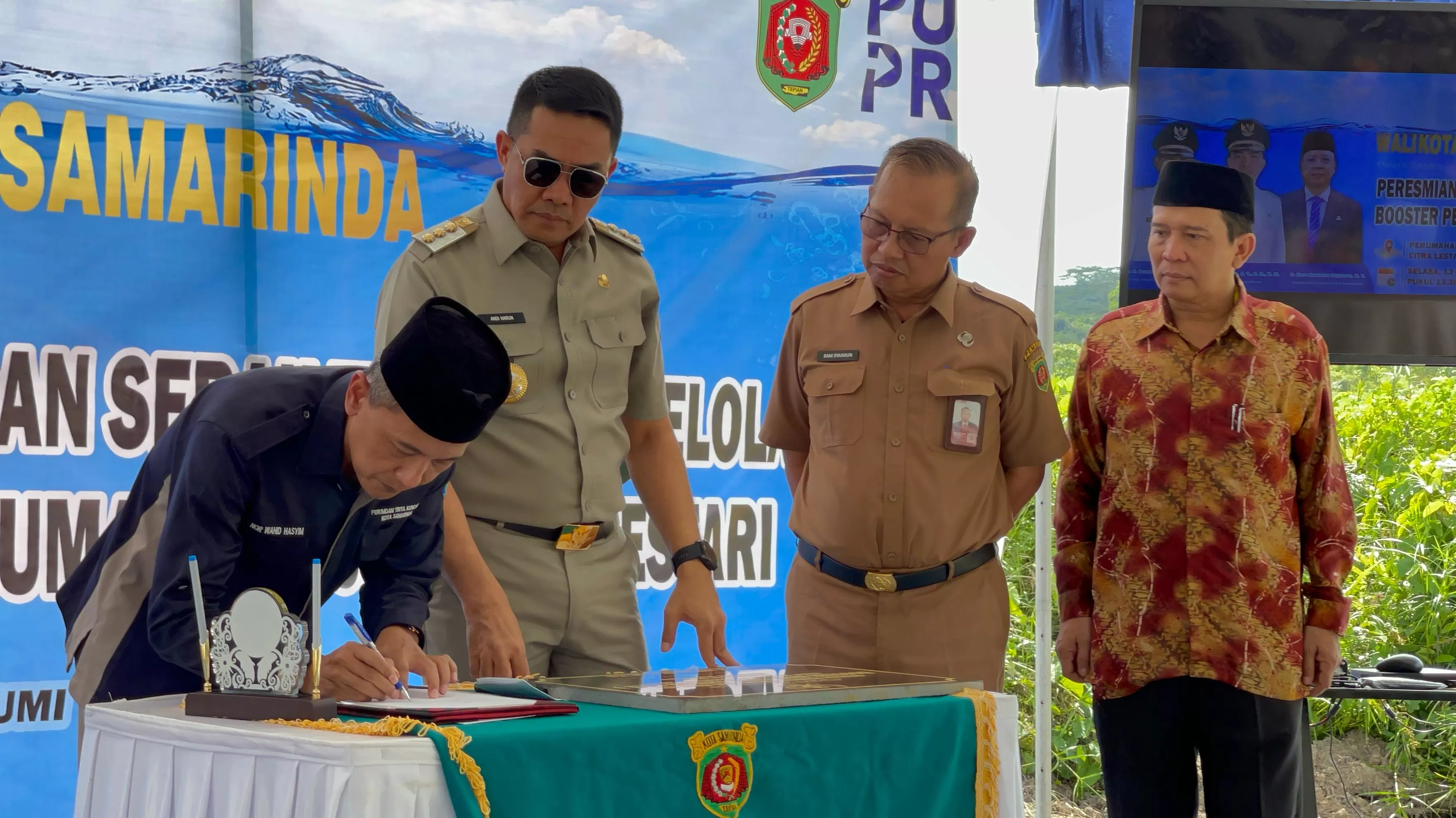 RESPONS CEPAT: Andi Harun (kedua kiri) meresmikan booster di Perumahan BCL, Kecamatan Sungai Kunjang, Selasa (13/2).  