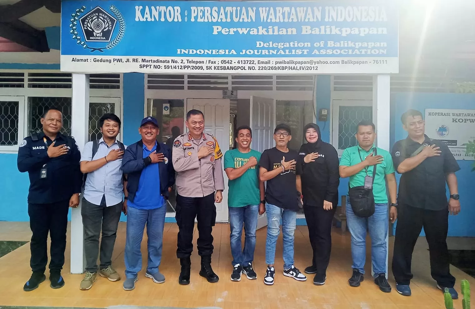 HANGAT: Kabid Humas Polda Kaltim Kombes Pol Artanto (empat kiri) dan Ketua PWI Balikpapan Debi (lima kiri) di depan Kantor PWI Balikpapan.