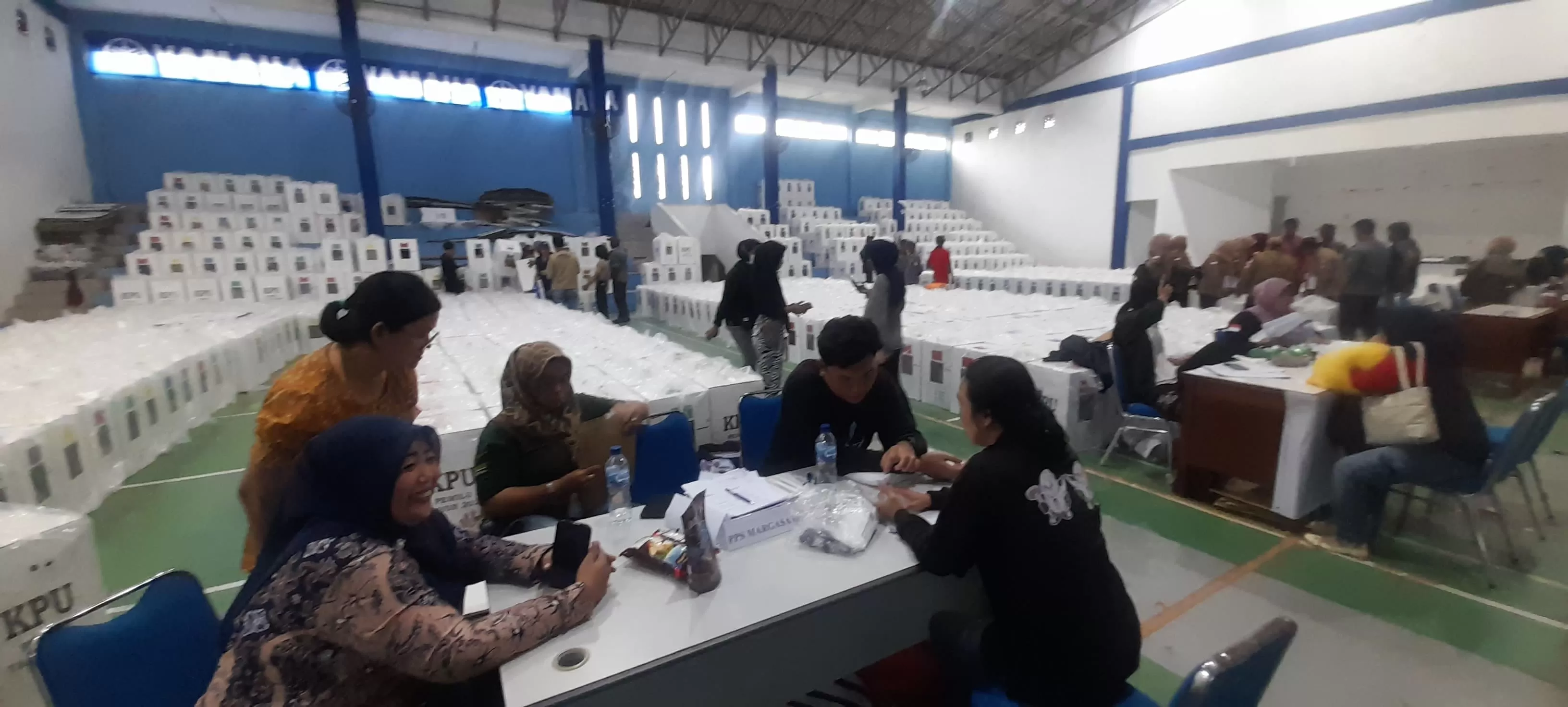 CEK LAPANGAN: Camat Balikpapan Barat Erwin (tengah) bersama Lurah Baru Ulu Abbas, didampingi Bawaslu, KPPS Kecamatan, dan Satlinmas saat monitoring pengumpulan kotak suara dari TPS di GOR Mini Kelurah
