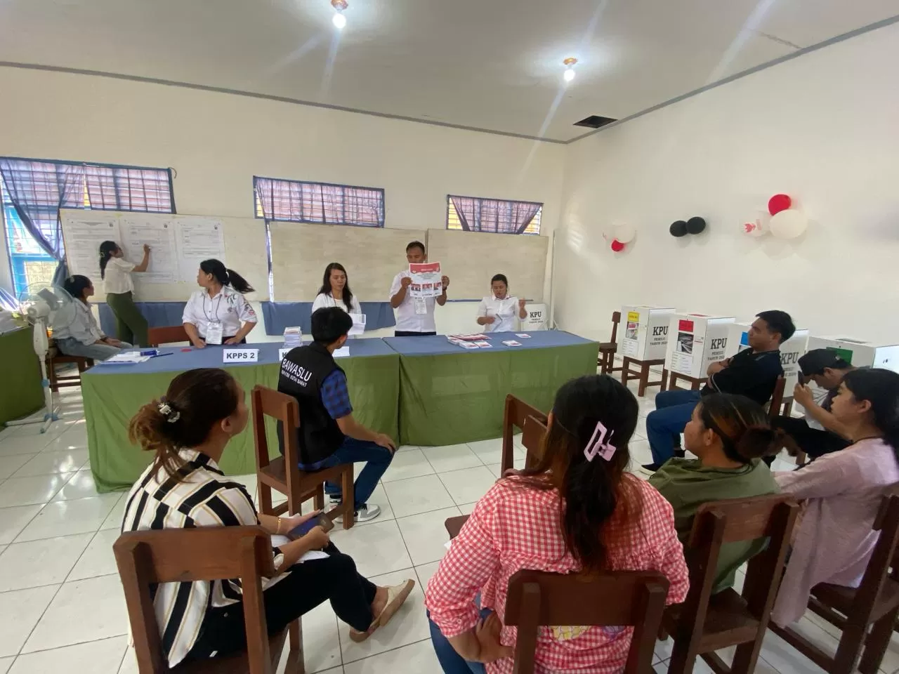 PEMILU: Proses perhitungan suara di TPS 14 Barong Tongkok berjalan kondusif disaksikan sejumlah saksi.  