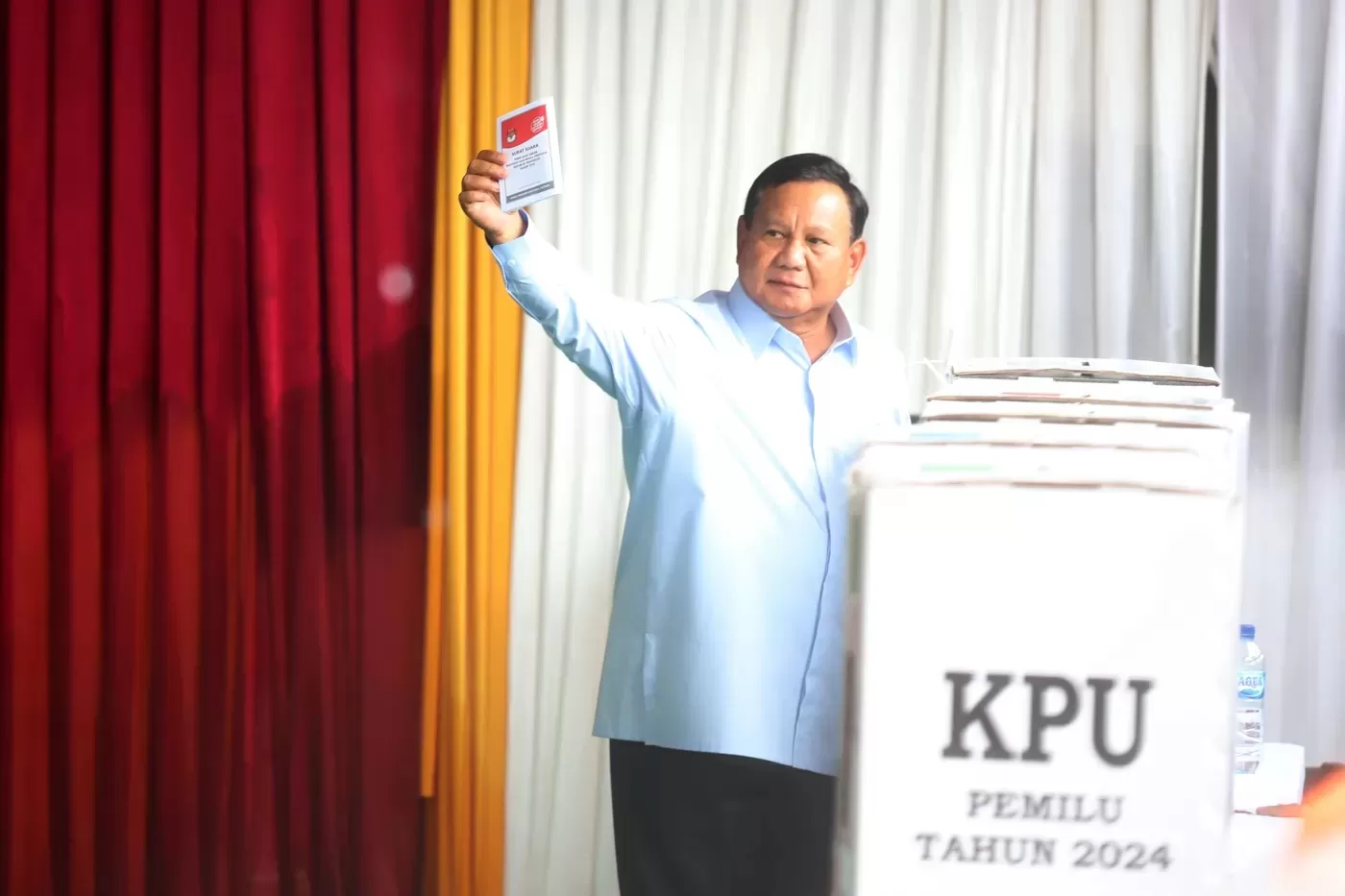 Calon Presiden nomor urut 02 Prabowo Subianto memberikan hak suaranya di TPS 033 Bojong Koneng, Hambalang, Bogor, Jawa Barat, Rabu (14/2/2024). (DERY RIDWANSAH/ JAWAPOS.COM) 