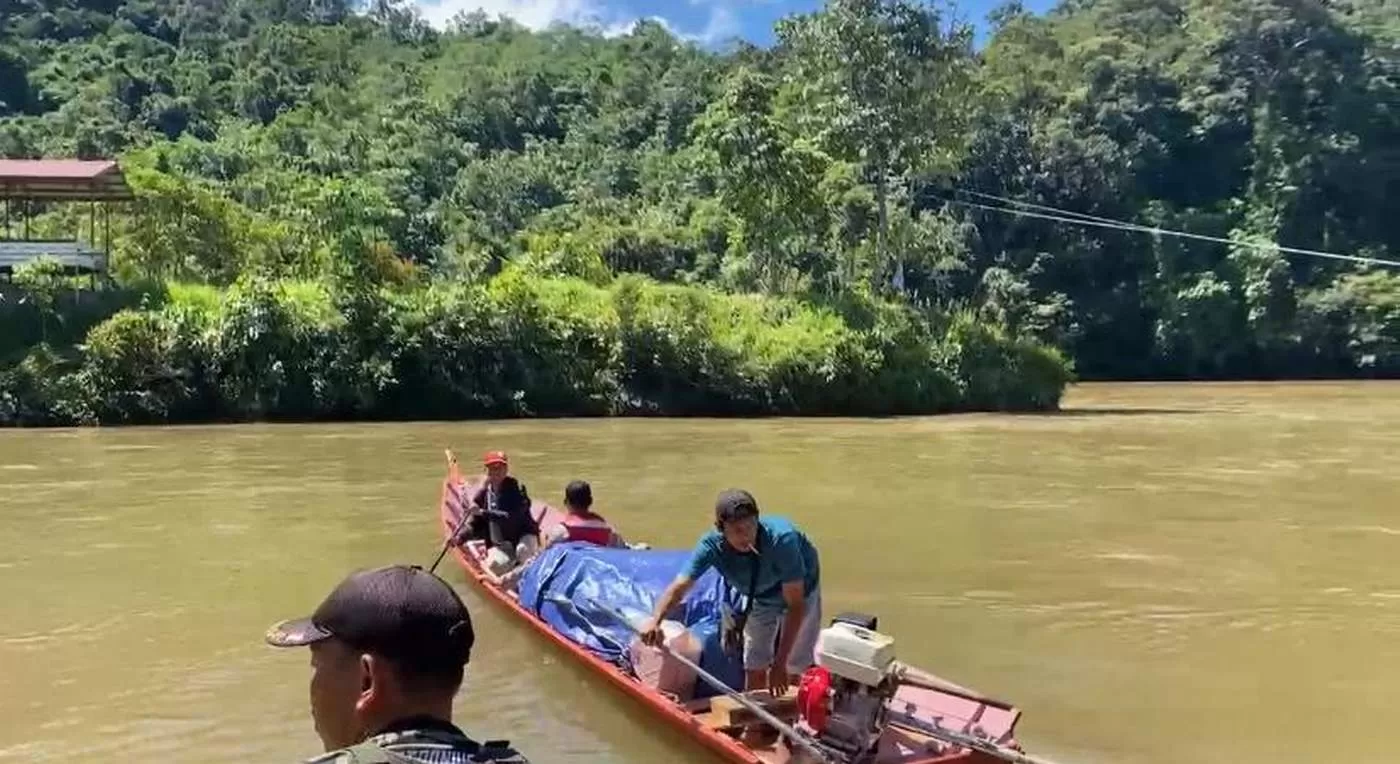 PENGABDIAN: Kurang lebih tiga jam personel Polres Mahulu melakukan pengawalan kembali logistik pemilu melalui jalur perairan.  