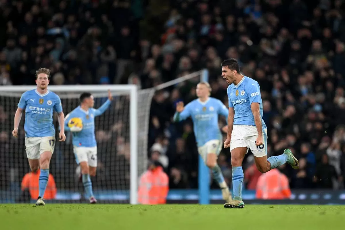 TERTAHAN: Gol Rodri pada menit ke-83 menyelamatkan Manchester City dari kekalahan saat menjamu Chelsea di Stadion Etihad.  