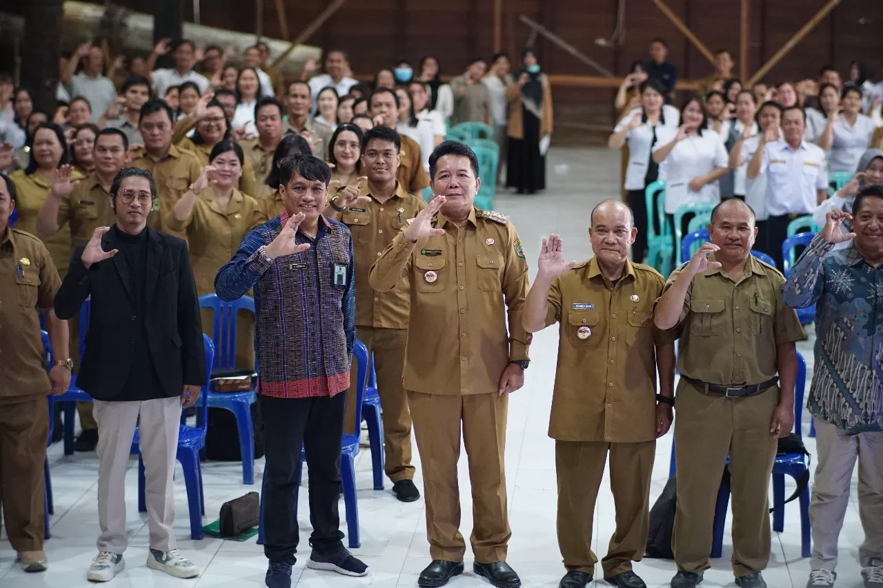 MOMENTUM: Bupati Mahulu Bonifasius Belawan Geh dan Wabup Yohanes Avun memberikan salam konsumen cerdas dan mengabadikan momen bersama pegawai Pemkab Mahulu di Lamin Adat Ujoh Bilang, Senin (19/2).  