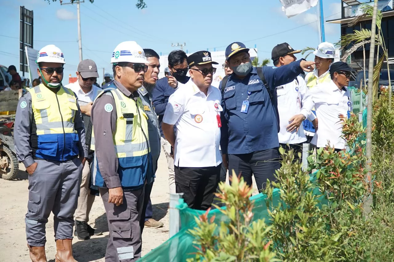 TINJAU BANDARA VVIP: Pj Bupati PPU Makmur Marbun bersama jajaran meninjau lokasi pembangunan bandara VVIP, Rabu (21/2).  