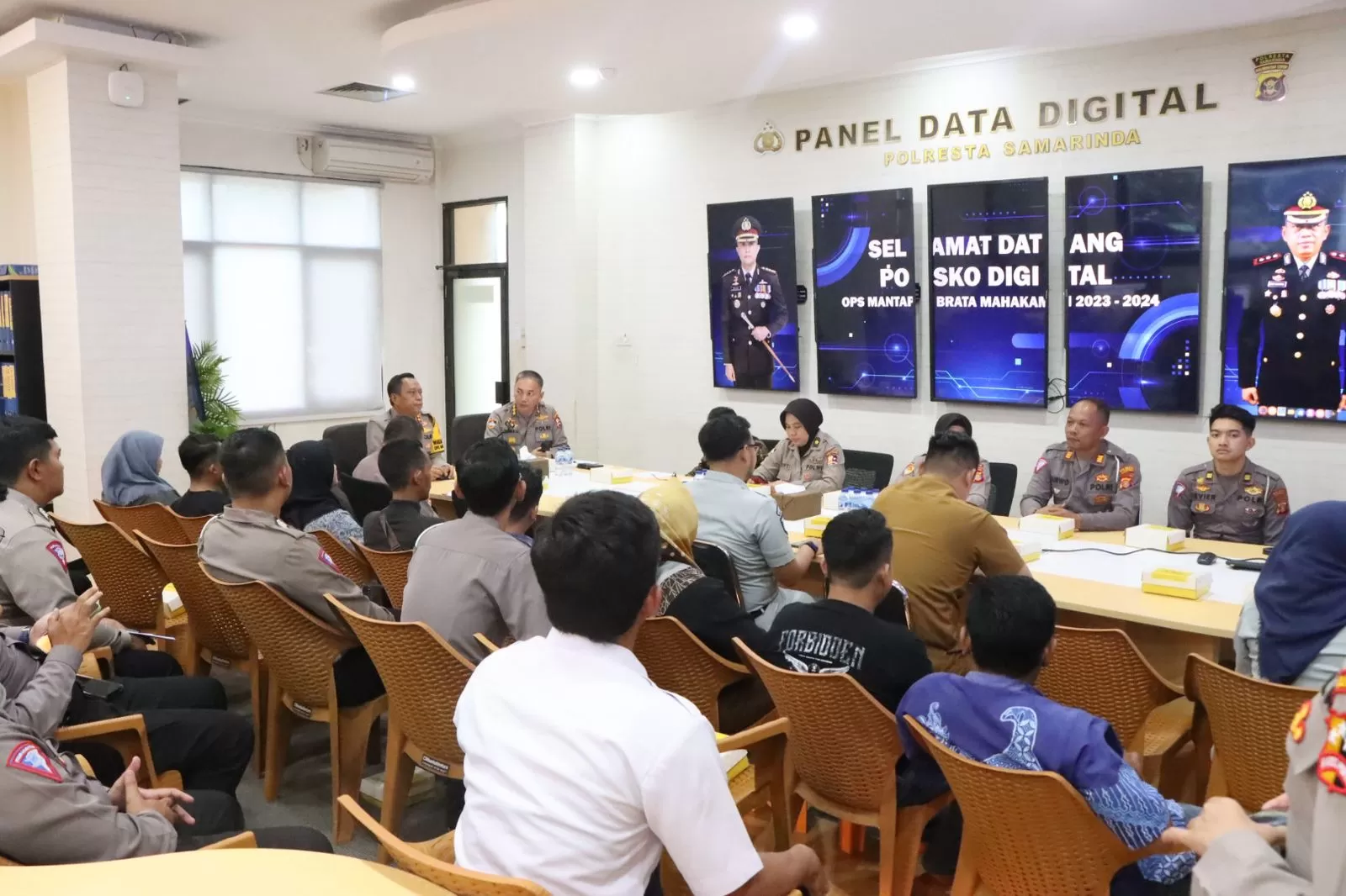 MONITORING: Tim Puslitbang Polri bertandang ke Polresta Samarinda, mendengarkan paparan terkait aplikasi yang diterapkan untuk pelayanan masyarakat. 