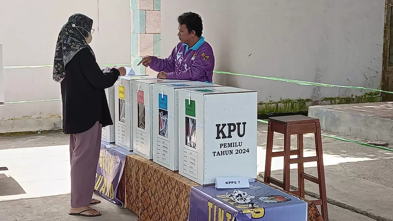  DIULANG: KPU Berau melaksanakan PSU di lima TPS di Berau, tiga di antaranya dilaksanakan pada Jumat (23/2) di Kecamatan Sambaliung. (Seno/BP)