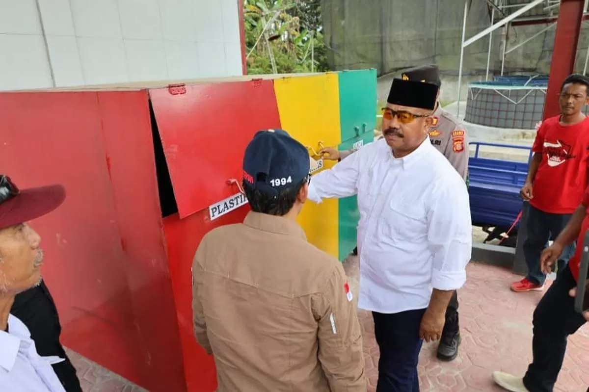INOVASI: Bupati Kukar Edi Damansyah meresmikan bank sampah di Desa Purwajaya, Kecamatan Loa Janan.  