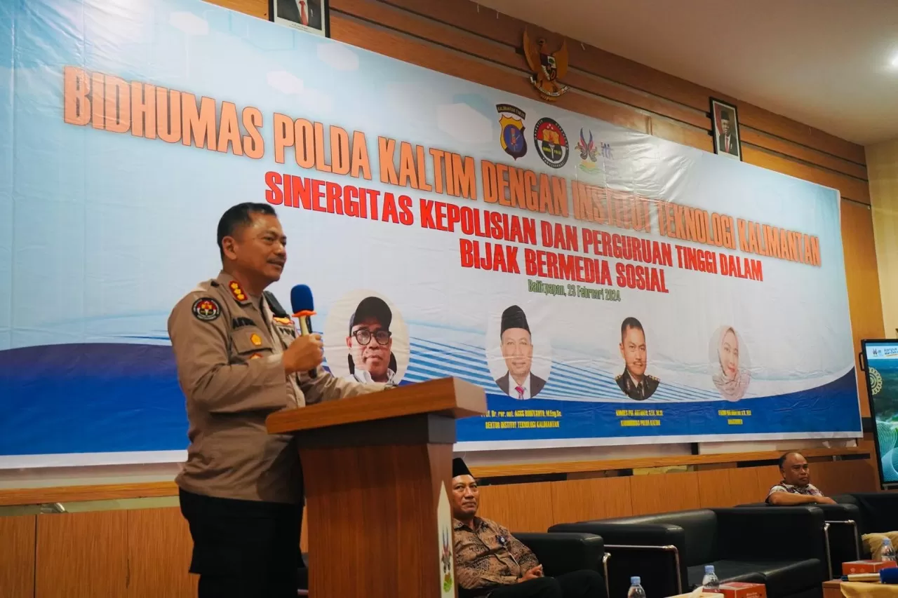 MEDIA SOSIAL: Kabid Humas Polda Kaltim Kombes Pol Artanto sosialisasi di ITK Balikpapan terkait penggunaan media sosial dengan bijak.  