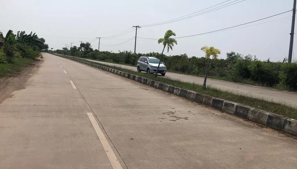 TITIK RAWAN: Jalan arah Pantai Kenyamukan, Kutim, belum dilengkapi penerangan jalan umum. (Khaidir/Kp)