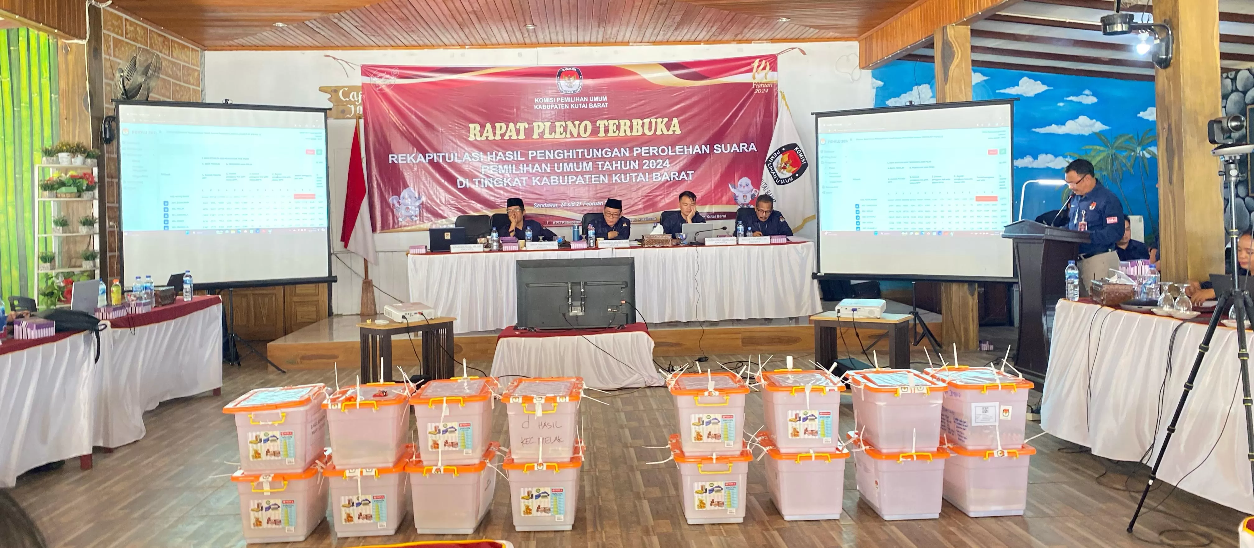 PEMILU: KPU Kubar menggelar rapat pleno terbuka di Joglo Hotel Sidodadi, Barong Tongkok dihadiri seluruh saksi.  