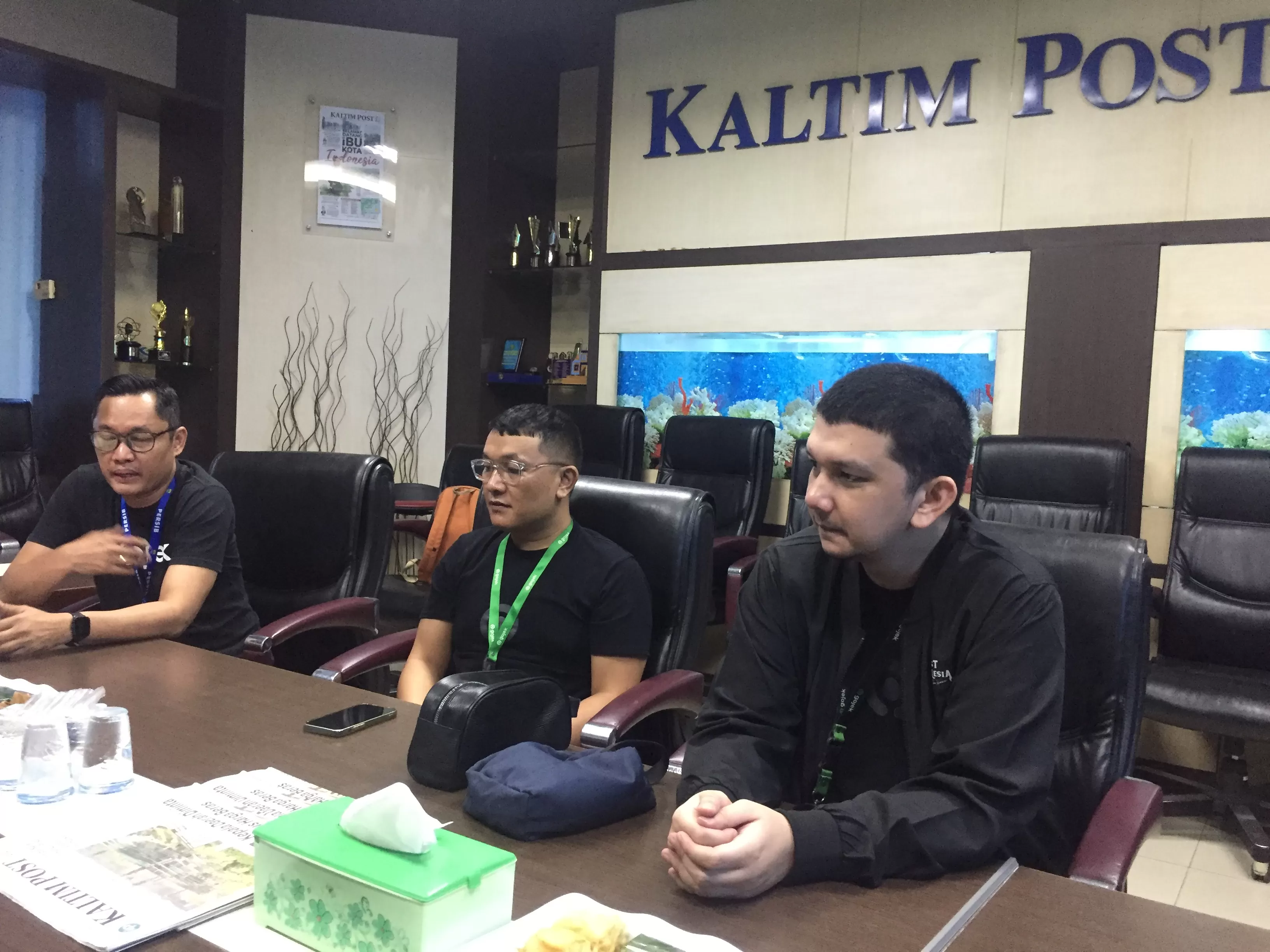 DISKUSI: Manajemen Gojek di Gedung Biru Kaltim Post, Rabu (28/2/2024). (Faroq Zamzami)