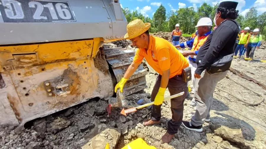 OLAH TKP: Tim Inafis Polres Kubar mengevakuasi jenazah korban sekaligus melakukan olah TKP.  