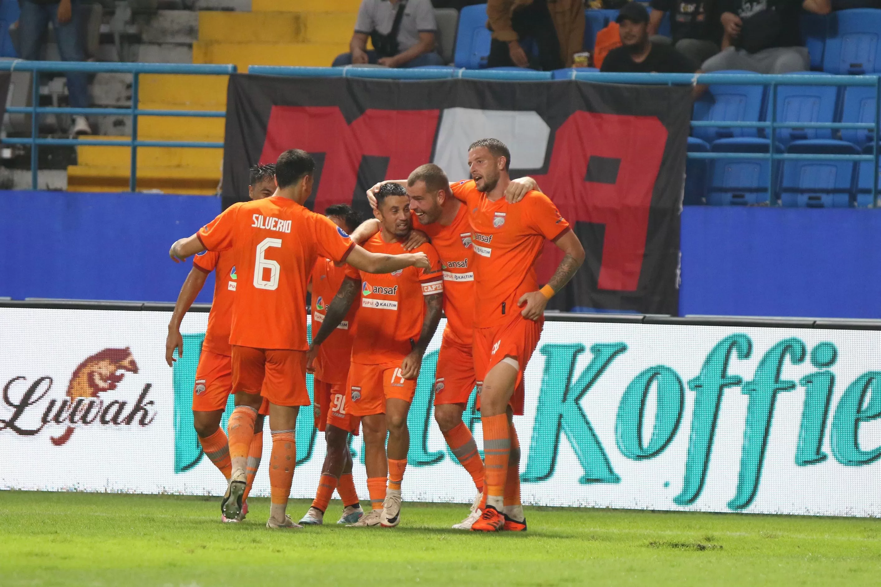 GACOR: Pemain Borneo FC merayakan gol yang dibuat Stefano Lilipaly (14) ke gawang Bhayangkara FC pada menit ke-58.&nbsp;ANGGI PRADITHA/KP  