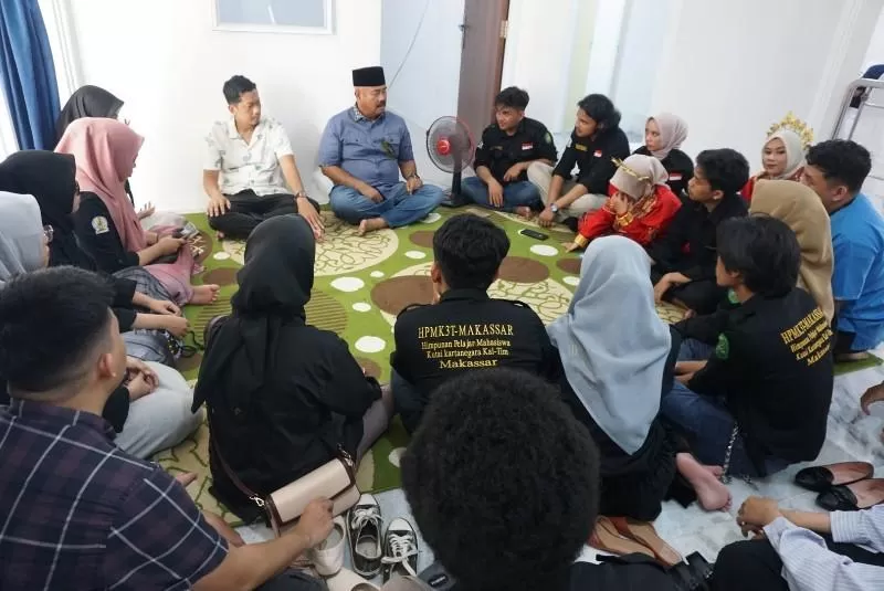 Bupati Kukar Edi Damansyah saat menyambangi asrama mahasiswa para putra putri daerah di Makassar, Sulawesi Selatan (Istimewa)  