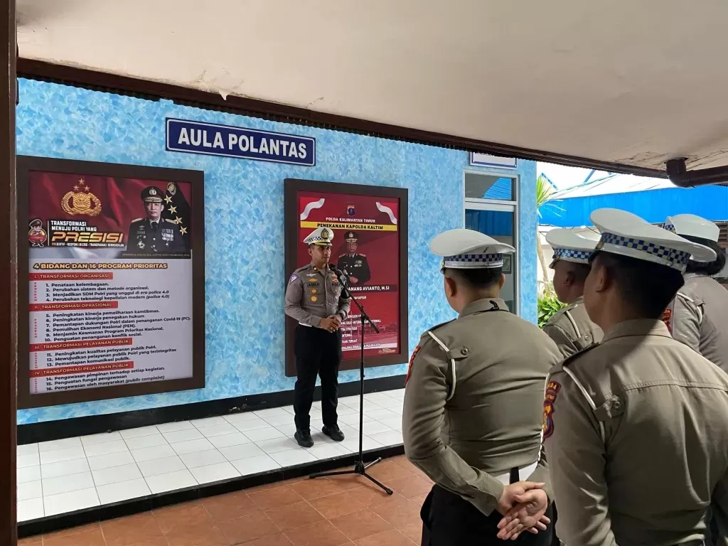 KOORDINASI: Personel Ditlantas Polda Kaltim mengikuti apel sebelum bertugas di lapangan dalam rangka Operasi Keselamatan Mahakam.  