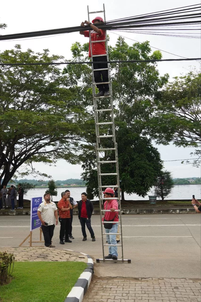 DIRAPIKAN: Asisten III Dafip Haryanto memimpin langsung perapian kabel fiber optik di lapangan.  