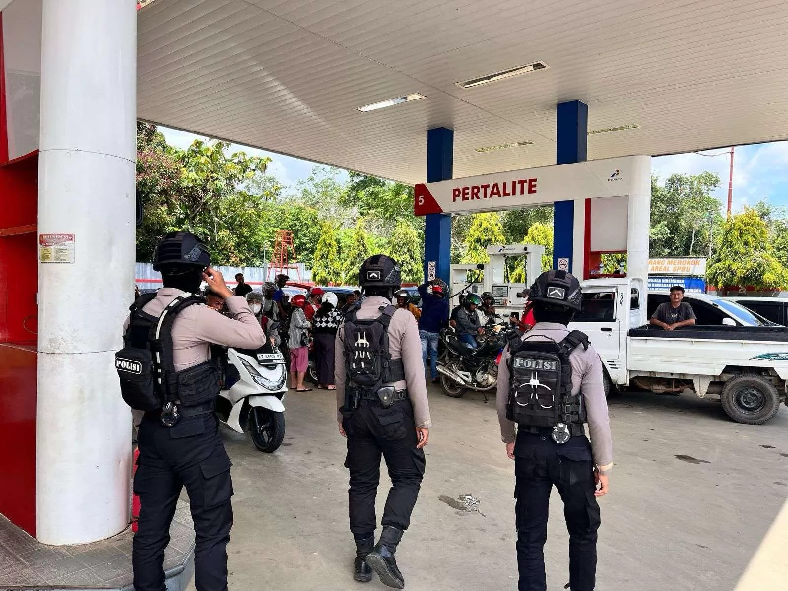 MONITORING: Personel Polres Kubar meninjau sejumlah SPBU guna memastikan proses pendistribusian BBM bersubsidi berjalan lancar.  