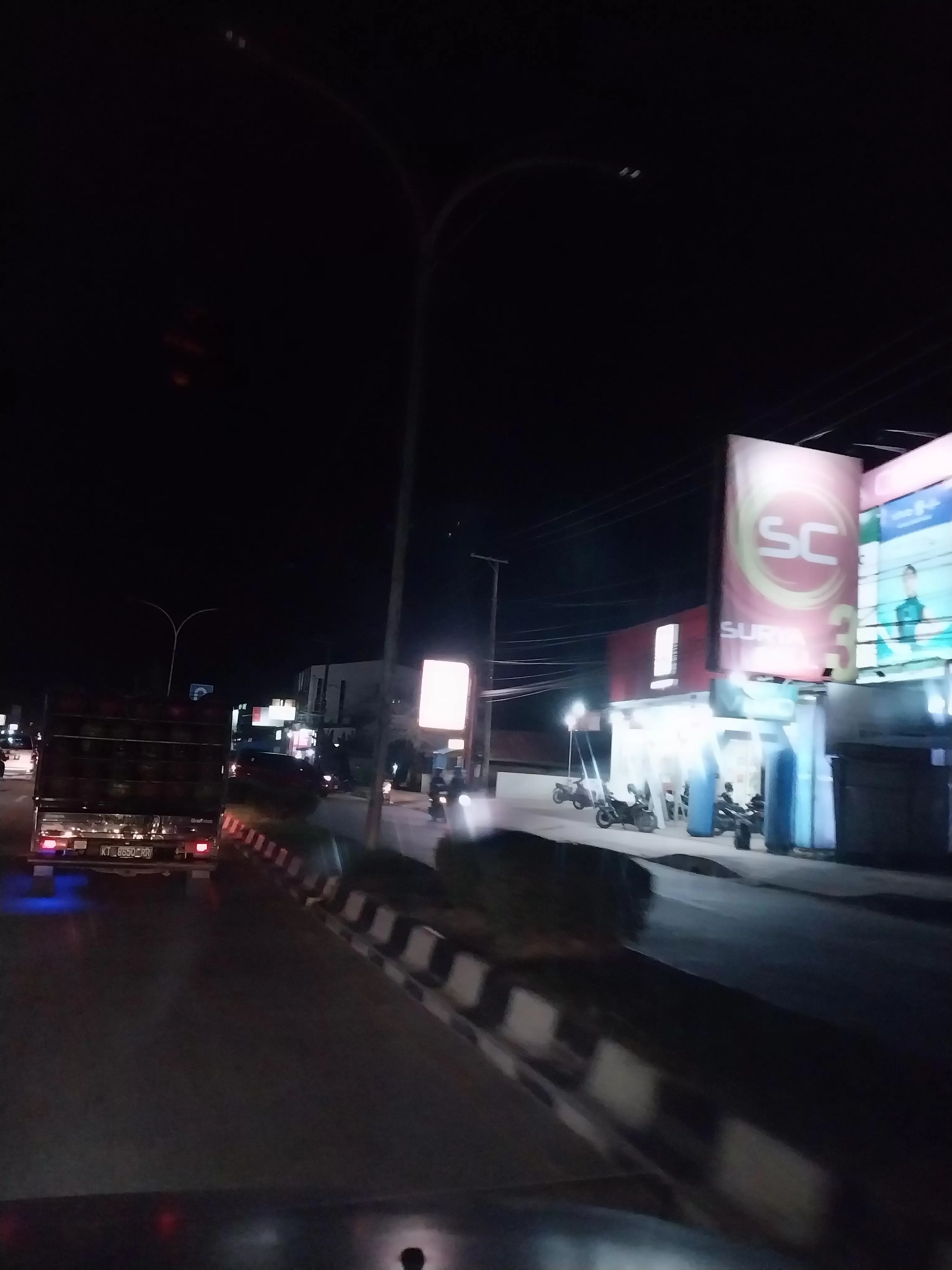 DIKELUHKAN WARGA: Salah satu titik di Jalan Yos Sudarso yang tampak gelap ketika malam. Sehingga rawan terjadi kecelakaan lalu lintas.  
