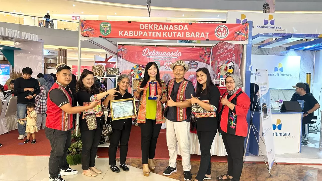 PAMERKAN PRODUK: Sekretaris Dekranasda Kubar Yuyun Diah Setyorini mengikuti Explore Kaltim Fair 2024 di Atrium BIGmall Samarinda.  