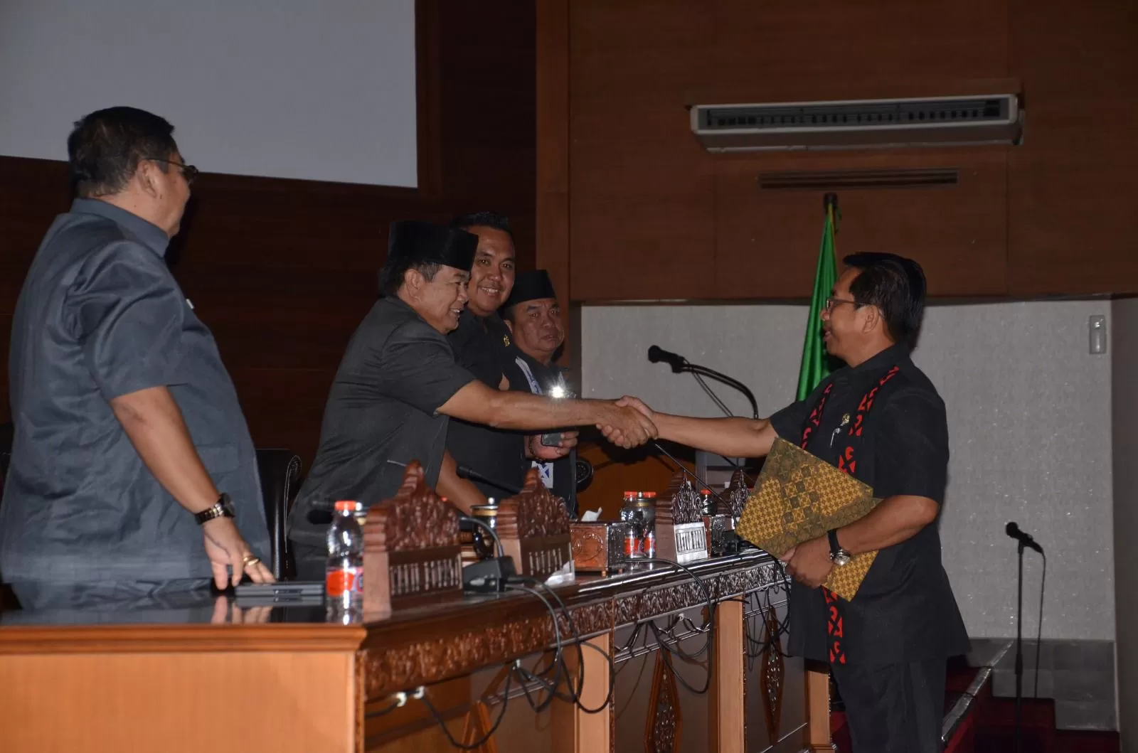 LEGISLASI: Potit selaku ketua Badan Pembentukan Perda DPRD Kubar (kanan) berjabat tangan dengan Ketua DPRD Kubar Ridwai (dua kiri).  