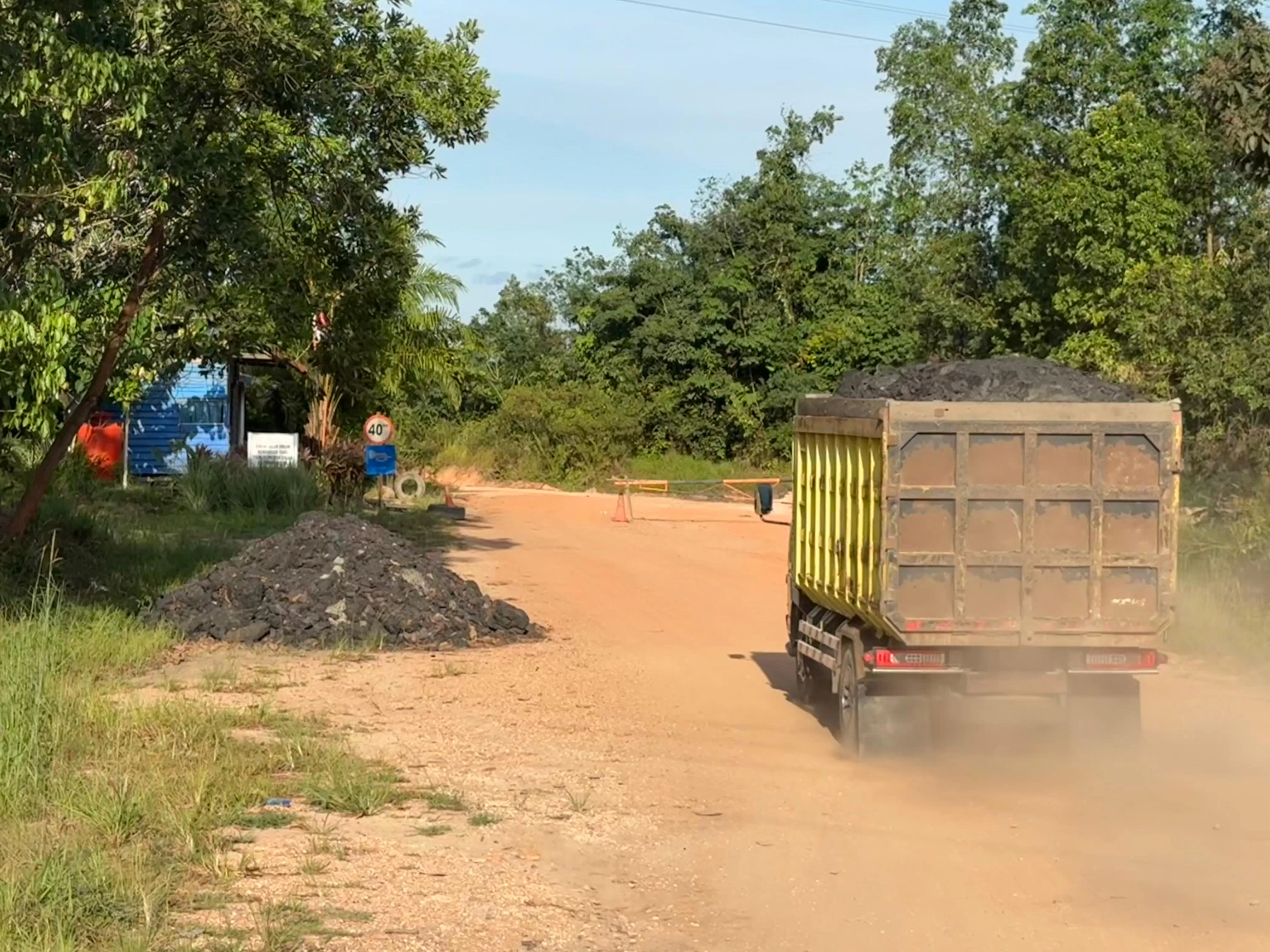 SUDAH EMPAT HARI: Aktivitas hauling di Kecamatan Palaran rupanya milik perusahaan tambang resmi CV MTA yang sudah beroperasi di jalan raya selama empat hari terakhir.  