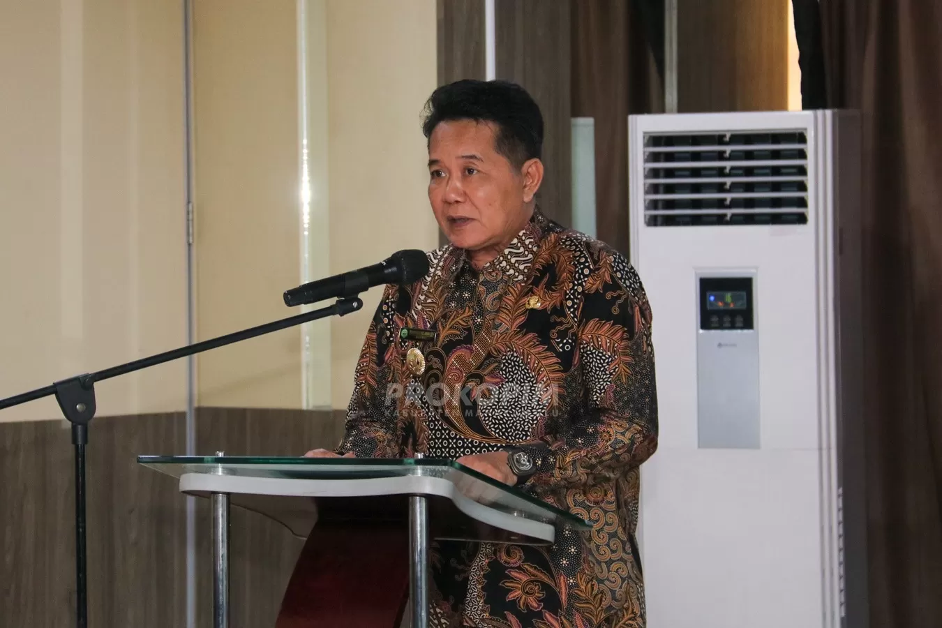 PELATIHAN: Bupati Bonifasius Belawan Geh menyampaikan masukan kepada peserta coaching clinic di Hotel Best Western Premier The Hive Jakarta, Kamis (7/3).  