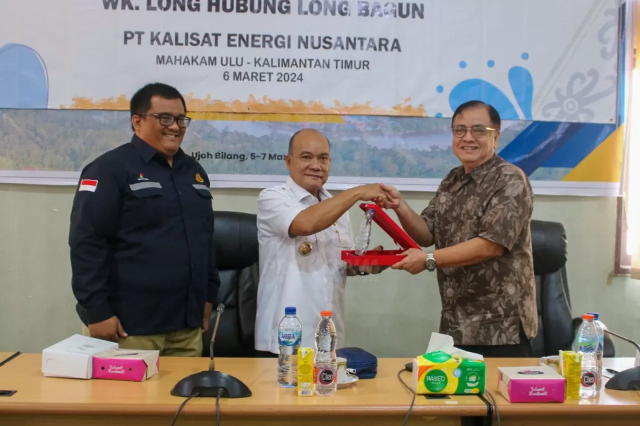 SOSIALISASI: Wabup Mahulu Yohanes Avun menerima plakat dari perwakilan PT KEN seusai membuka sosialisasi eksplorasi migas di Kantor Bappelitbangda, Rabu (6/3).  