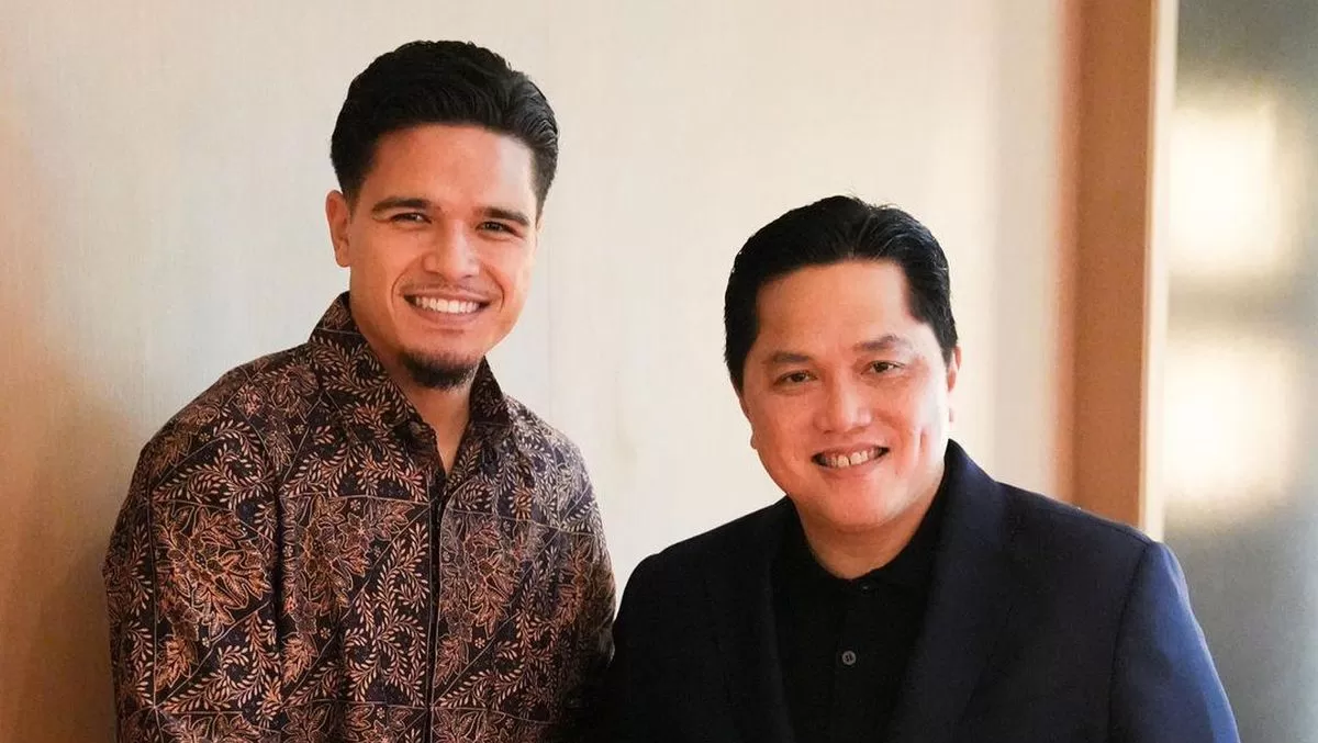 PROSES NATURALISASI: Ketua Umum PSSI Erick Thohir bersama Ragnar Oratmangoen (kiri).  