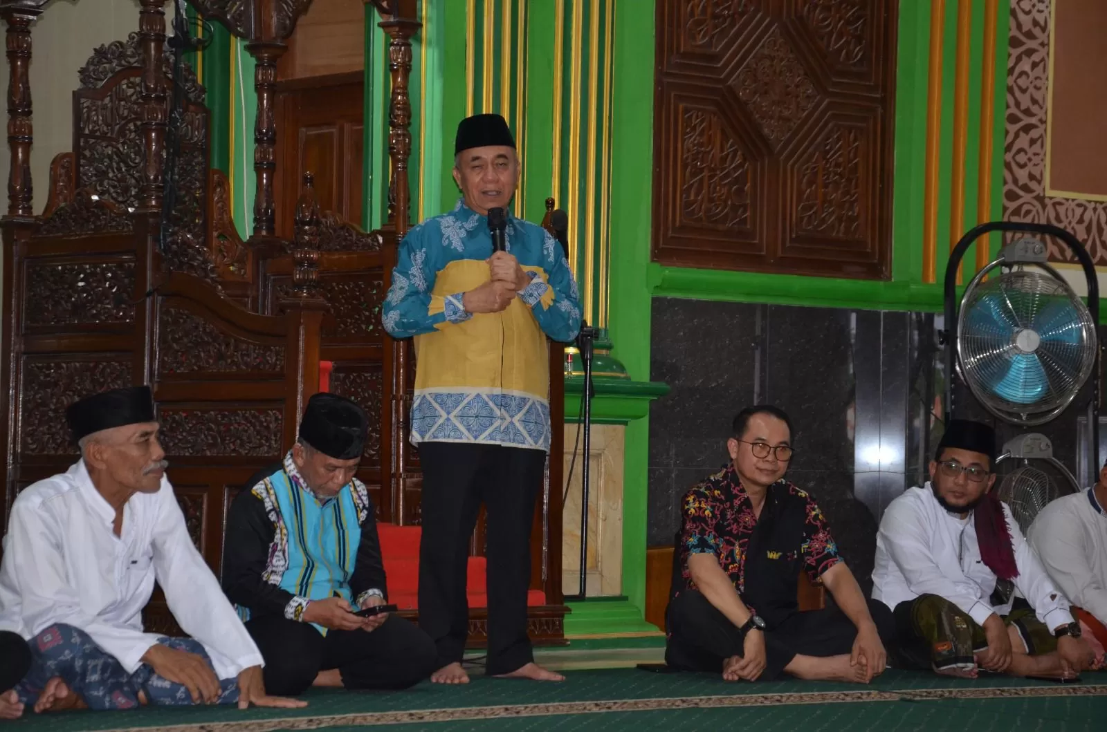 SAFARI: Wabup Kubar Edyanto Arkan (berdiri) didampingi Asisten II Sekkab Kubar Rakhmat (duduk, kedua kiri) saat bersafari Ramadan di Masjid Subulussalam, Kelurahan Melak Ulu.  