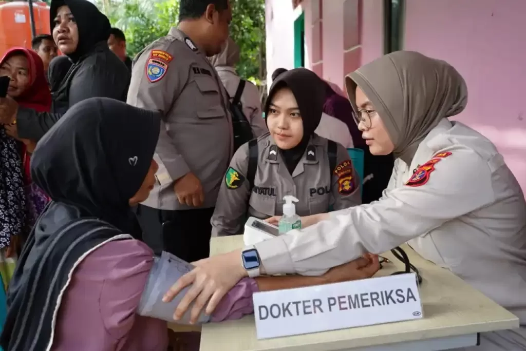 KESEHATAN: Kepedulian Polda Kaltim terhadap kesehatan masyarakat diwujudkan dengan menggelar Bhakti Kesehatan dan sosial di Kelurahan Lamaru, Balikpapan Timur.  