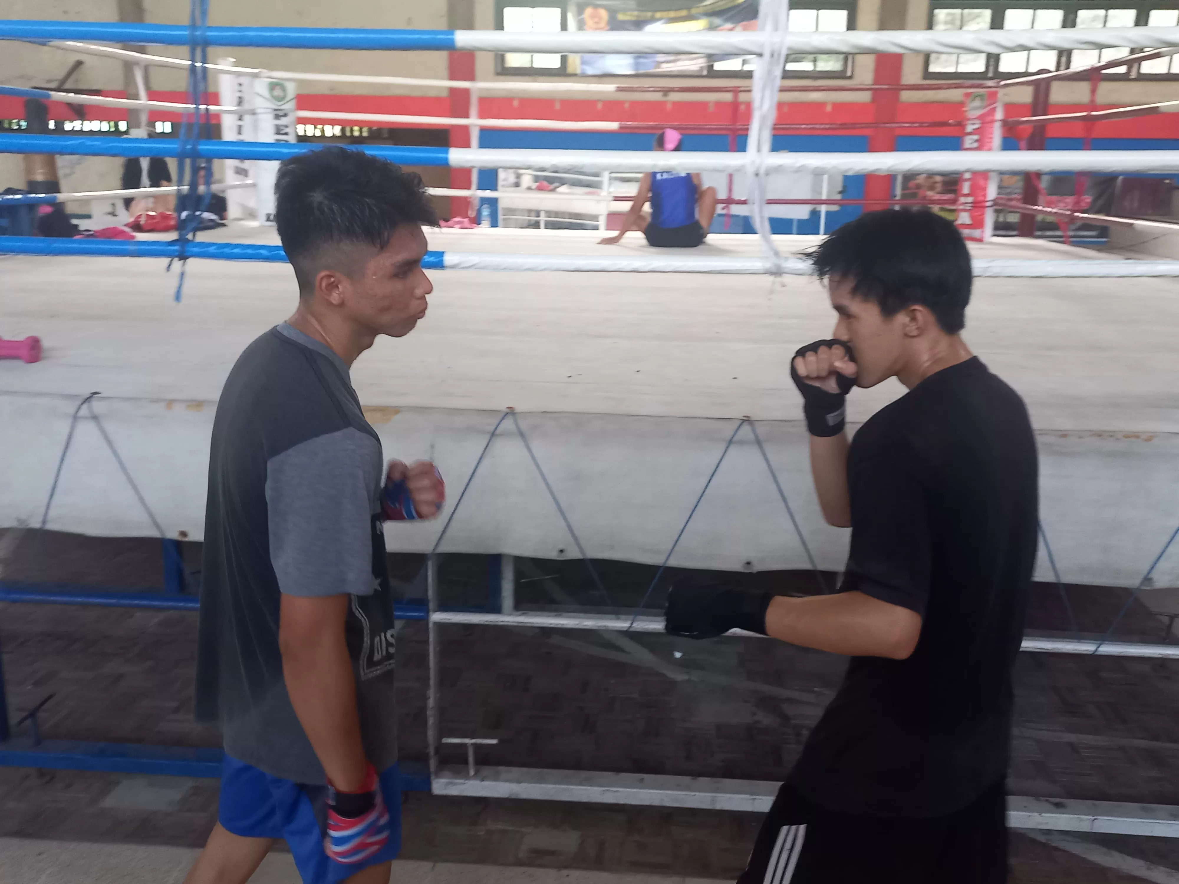 ASAH TEKNIK: Dua atlet tinju saling asah kemampuan saat latihan di Gedung Bahempas, Samarinda.  