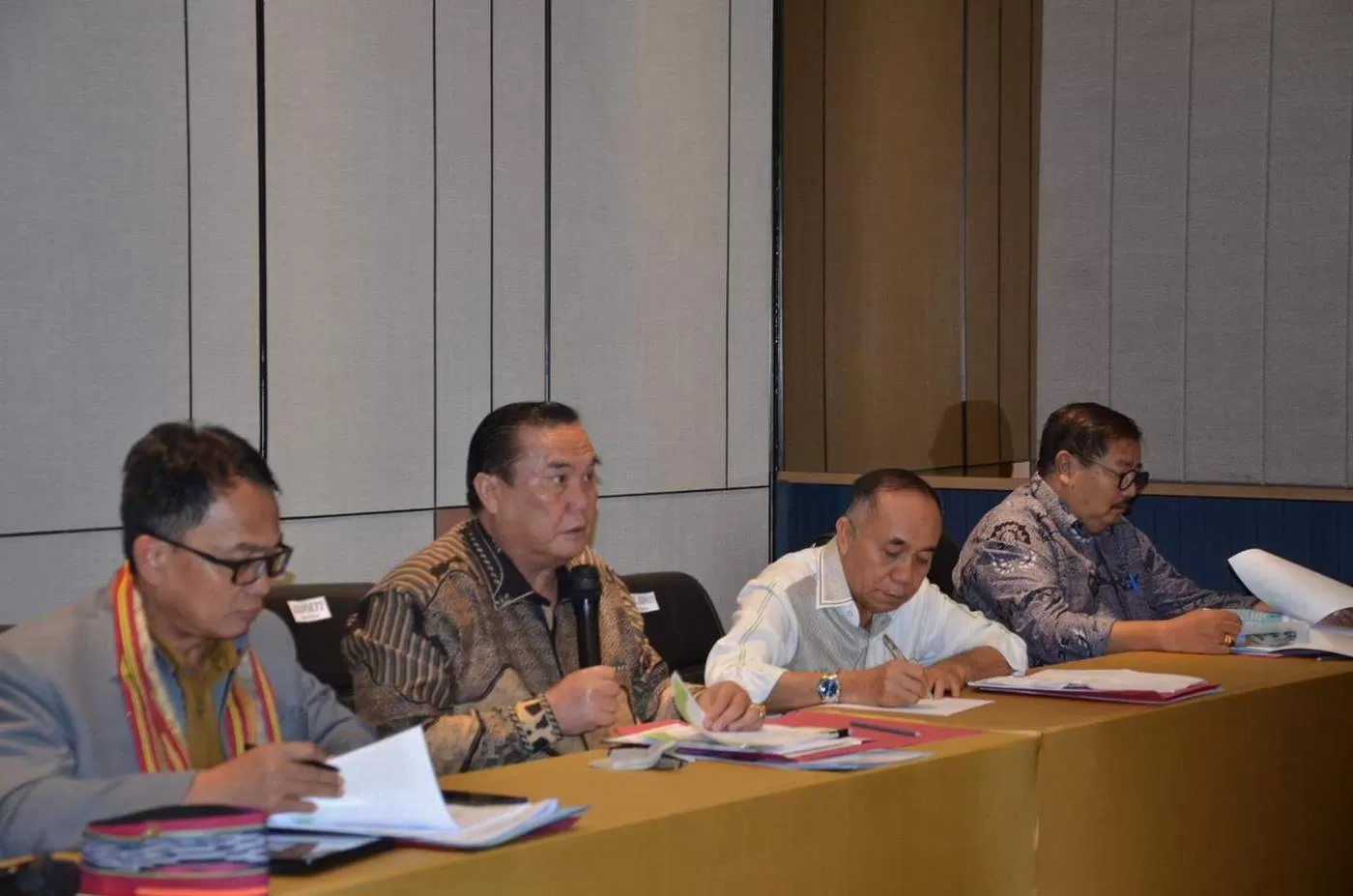 RAPAT KOORDINASI: Bupati Kubar FX Yapan (tiga kanan) memaparkan kepada Asisten II, Setprov Kaltim, Ujang Rakhmad (kiri), terkait penggunaan jalan umum oleh perusahaan. (LUKMAN HAKIM/KP)  