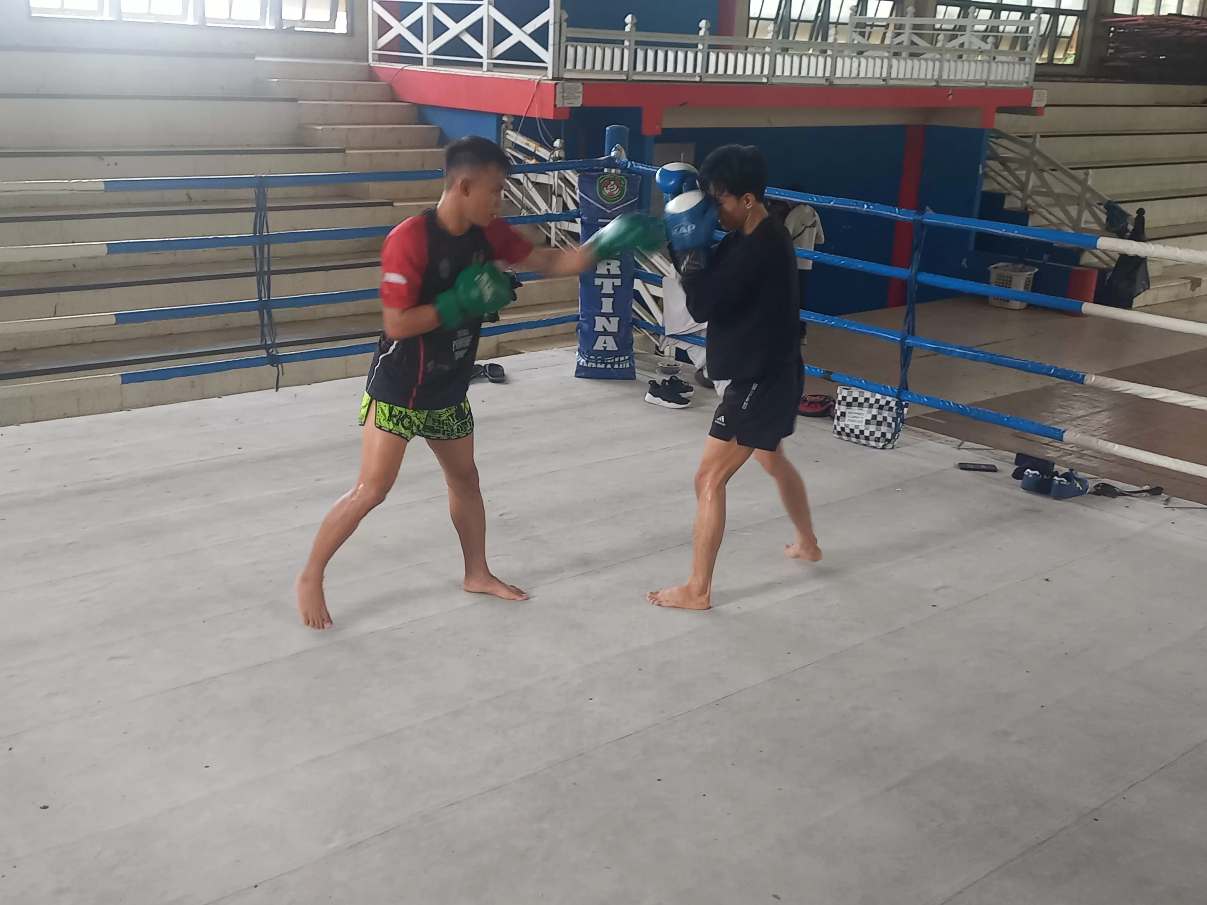 PRAKTIK LANGSUNG: Tim kickboxing berlatih di Gedung Behempas, Kompleks GOR Segiri, Samarinda, Kamis (21/3).  