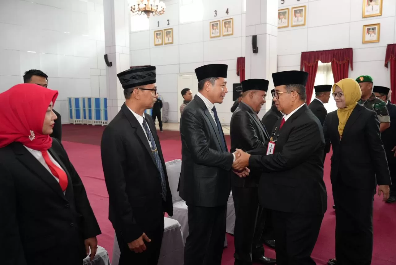Pj Gubernur Kaltim dan Sekprov menyalami pejabat yang dilantik.
